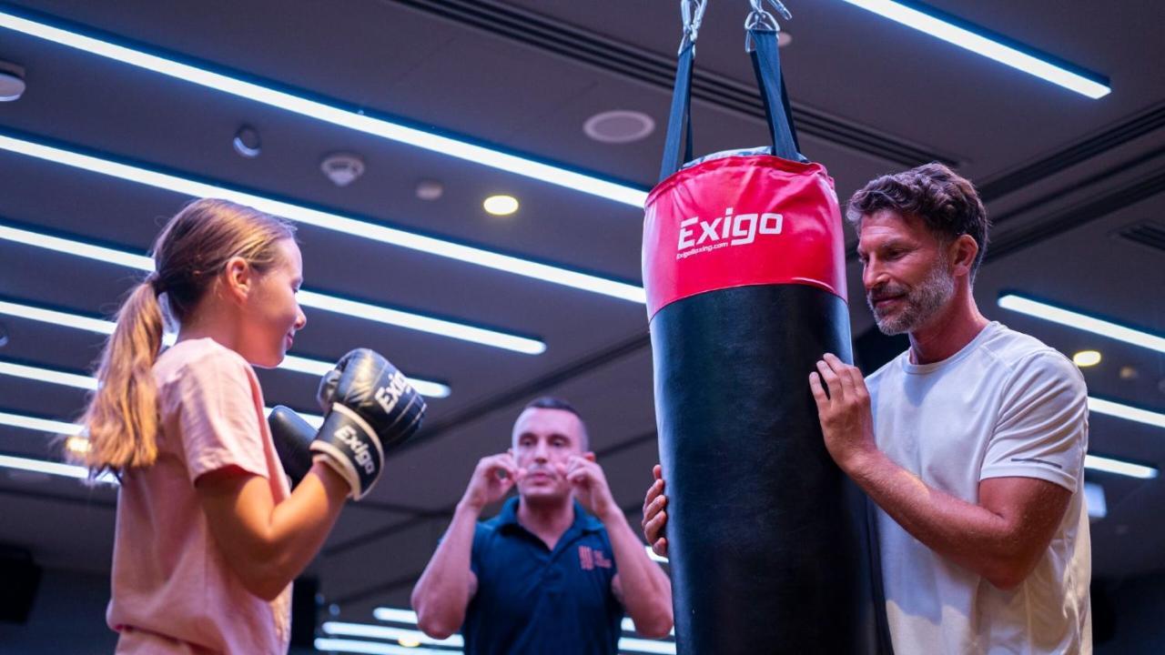 Jumeirah Beach Hotel Dubai Exterior foto A heavy bag