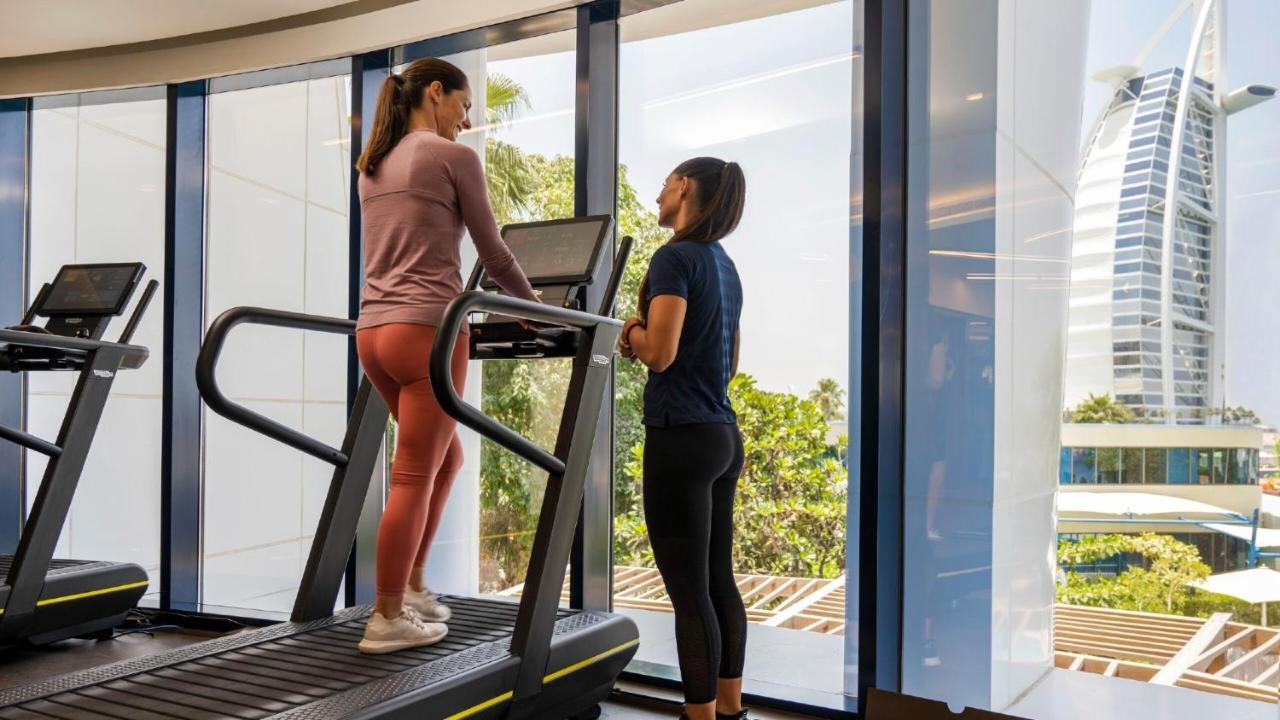 Jumeirah Beach Hotel Dubai Exterior foto A personal trainer with a client