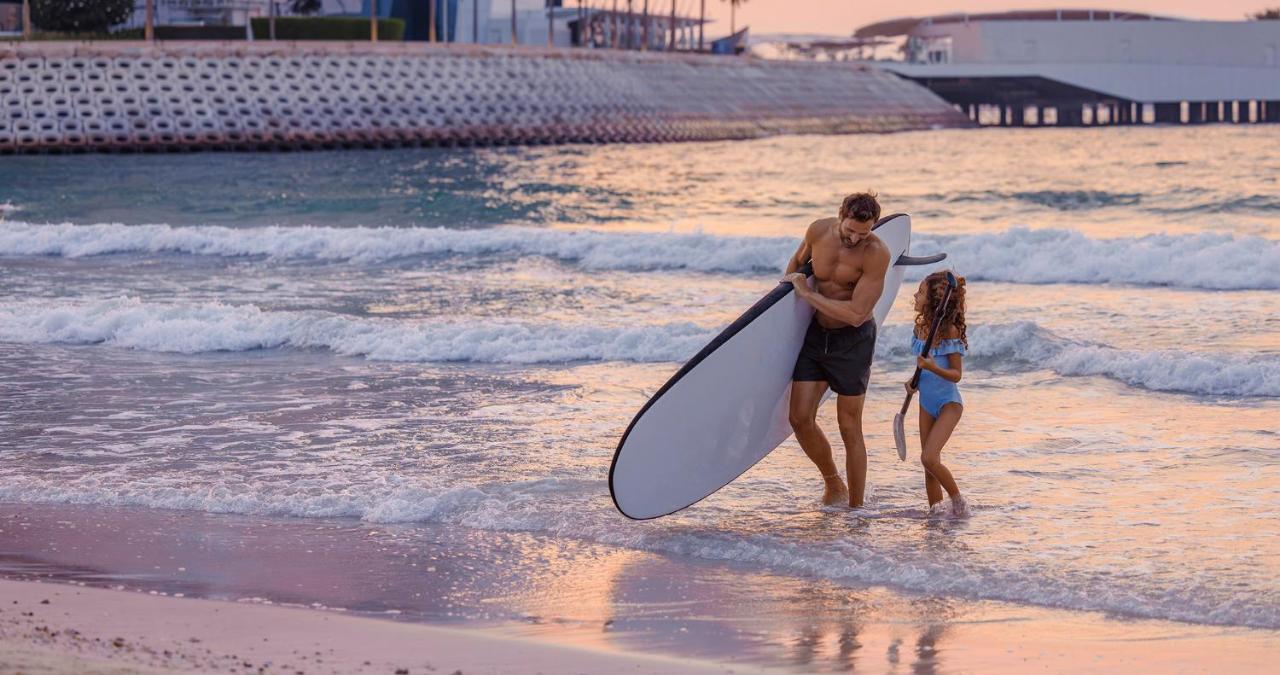 Jumeirah Beach Hotel Dubai Exterior foto Surfers at the beach